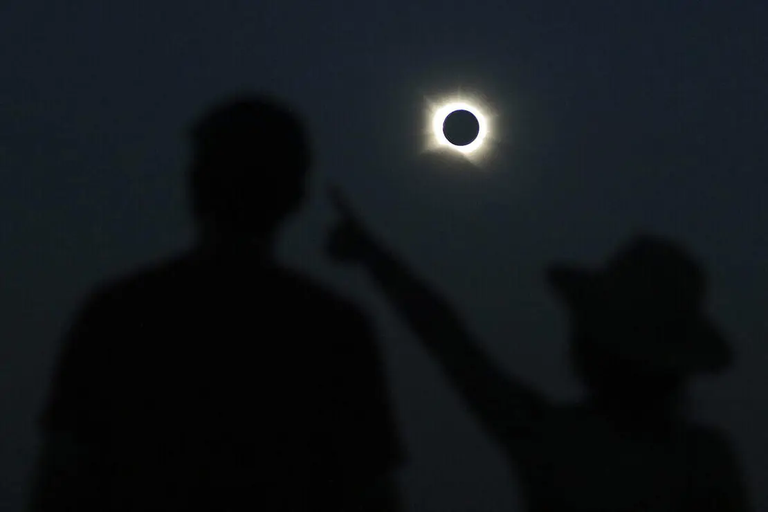Eclipse total de sol sobre Le&oacute;n
