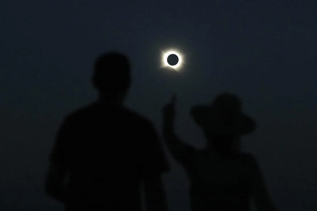 Eclipse total de sol sobre Le&oacute;n