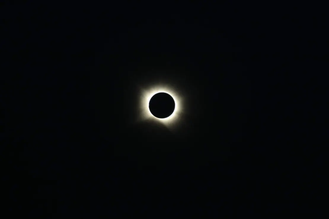 Eclipse total de sol sobre Le&oacute;n