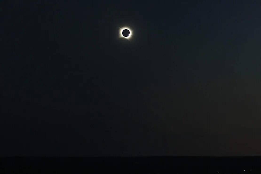 Eclipse total de sol sobre Le&oacute;n