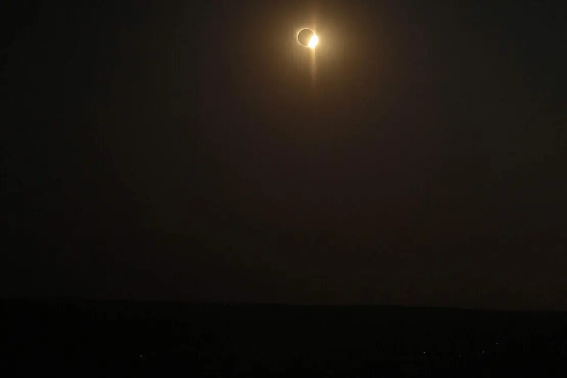 Eclipse total de sol sobre Le&oacute;n