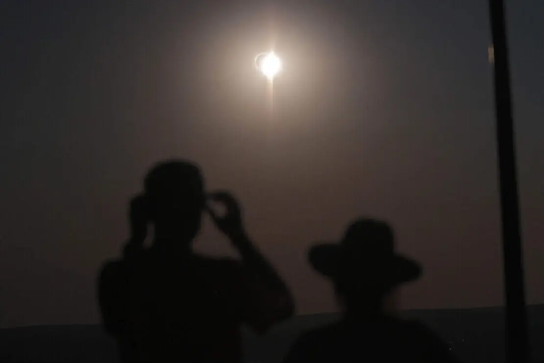 Eclipse total de sol sobre Le&oacute;n
