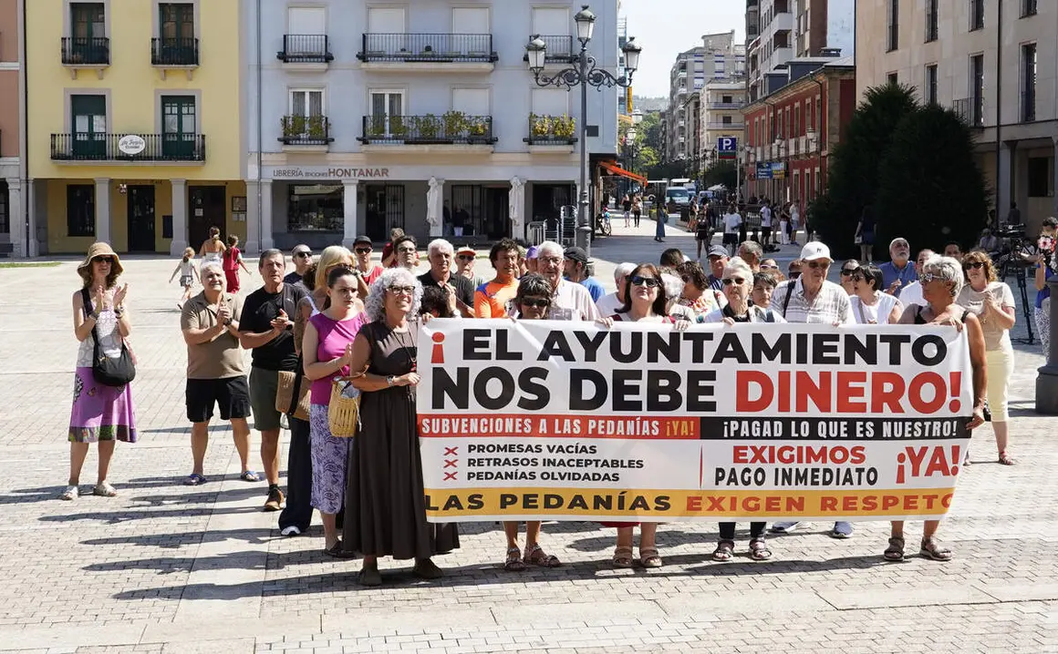 Las pedan&iacute;as ponferradinas de Columbrianos, Pe&ntilde;alba de Santiago y San Clemente de Valdueza (Le&oacute;n), se concentran ante el Ayuntamiento de Ponferrada en protesta por el retraso en el pago de subvenciones correspondientes al a&ntilde;o 2025