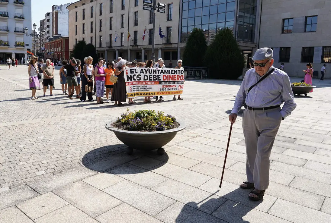 Las pedan&iacute;as ponferradinas de Columbrianos, Pe&ntilde;alba de Santiago y San Clemente de Valdueza (Le&oacute;n), se concentran ante el Ayuntamiento de Ponferrada en protesta por el retraso en el pago de subvenciones correspondientes al a&ntilde;o 2025