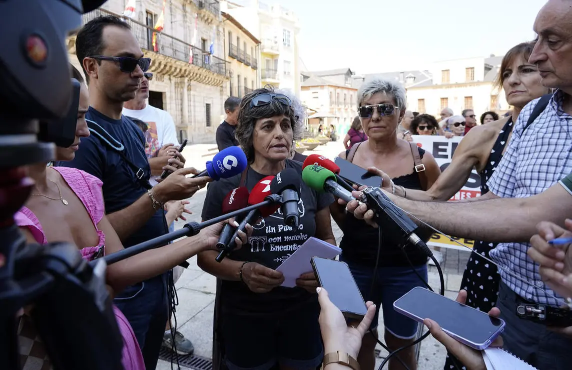 Las pedan&iacute;as ponferradinas de Columbrianos, Pe&ntilde;alba de Santiago y San Clemente de Valdueza (Le&oacute;n), se concentran ante el Ayuntamiento de Ponferrada en protesta por el retraso en el pago de subvenciones correspondientes al a&ntilde;o 2025
