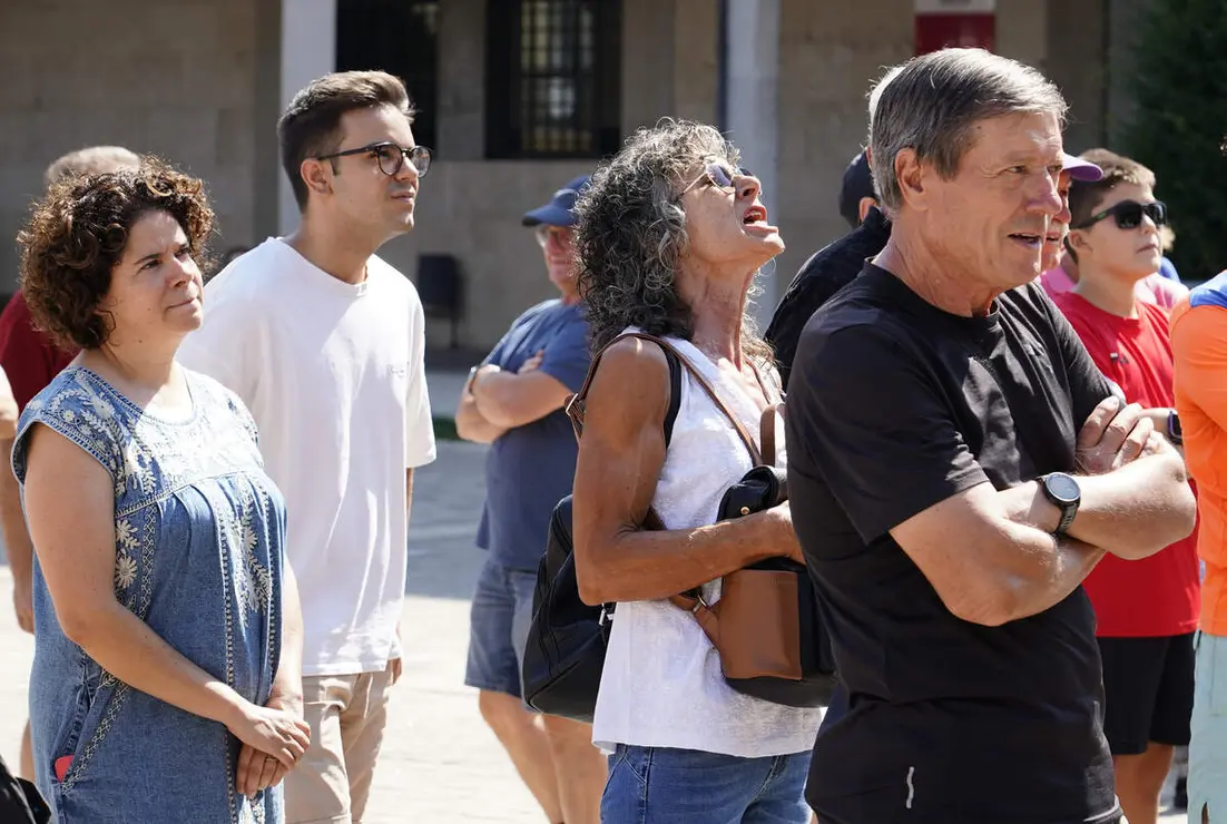 Las pedan&iacute;as ponferradinas de Columbrianos, Pe&ntilde;alba de Santiago y San Clemente de Valdueza (Le&oacute;n), se concentran ante el Ayuntamiento de Ponferrada en protesta por el retraso en el pago de subvenciones correspondientes al a&ntilde;o 2025