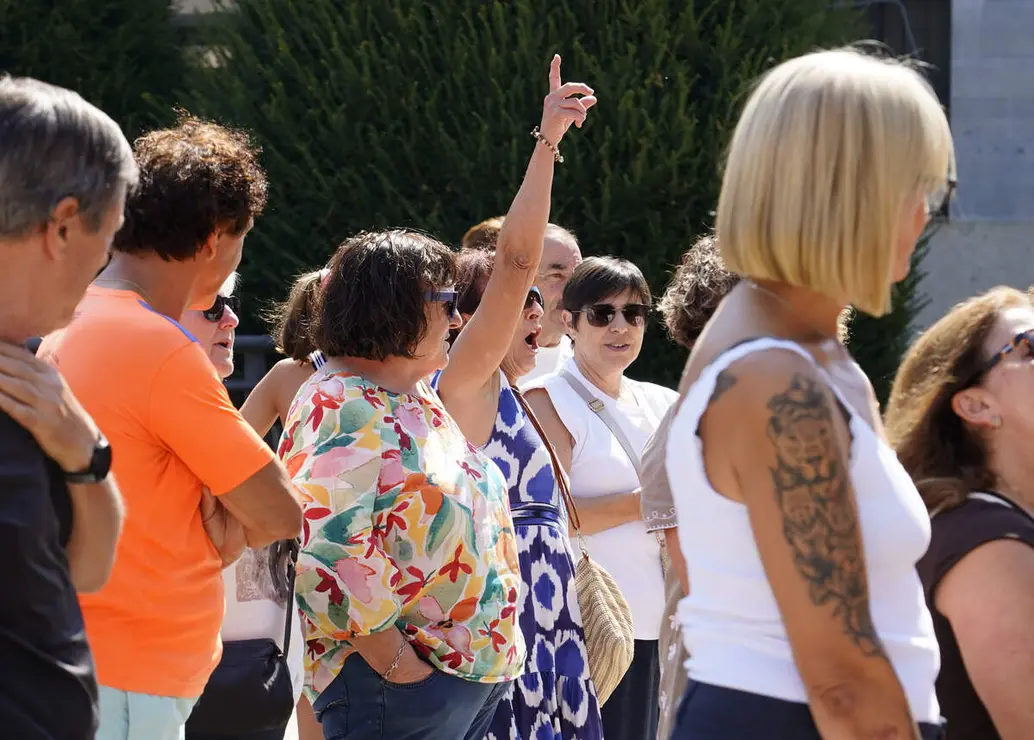 Las pedan&iacute;as ponferradinas de Columbrianos, Pe&ntilde;alba de Santiago y San Clemente de Valdueza (Le&oacute;n), se concentran ante el Ayuntamiento de Ponferrada en protesta por el retraso en el pago de subvenciones correspondientes al a&ntilde;o 2025