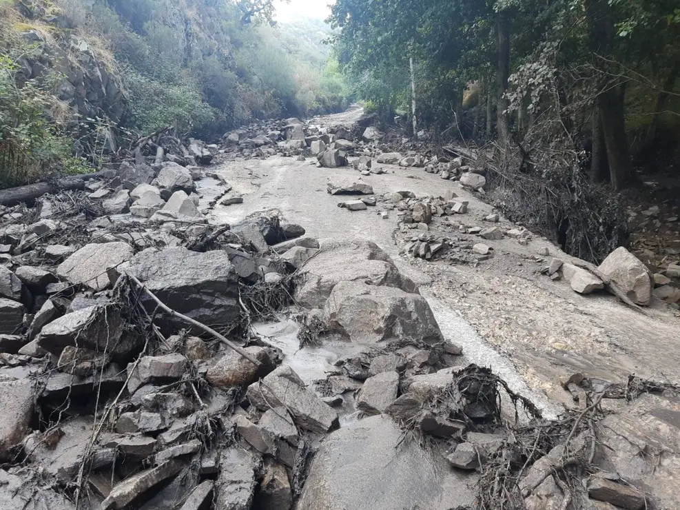 Las riadas han cortado la carretera de Carracedo de Compludo aislando a sus nueve vecinos. Foto: RRSS Olegario Ram&oacute;n.
