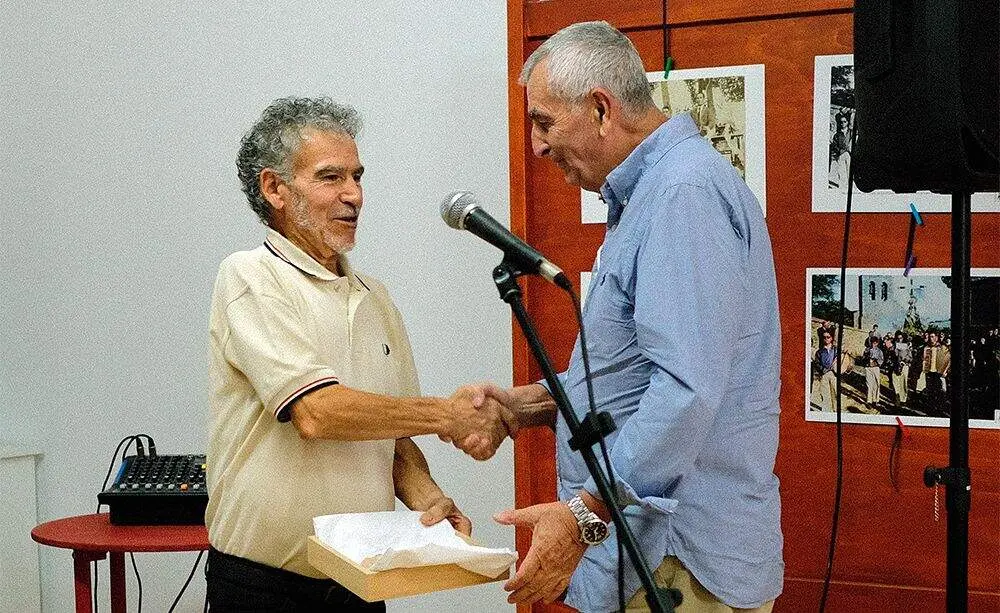 letras-8-Turi-Aller-entrega-el-distintivo-del-Premio-a-Pedro-Gonxzalez