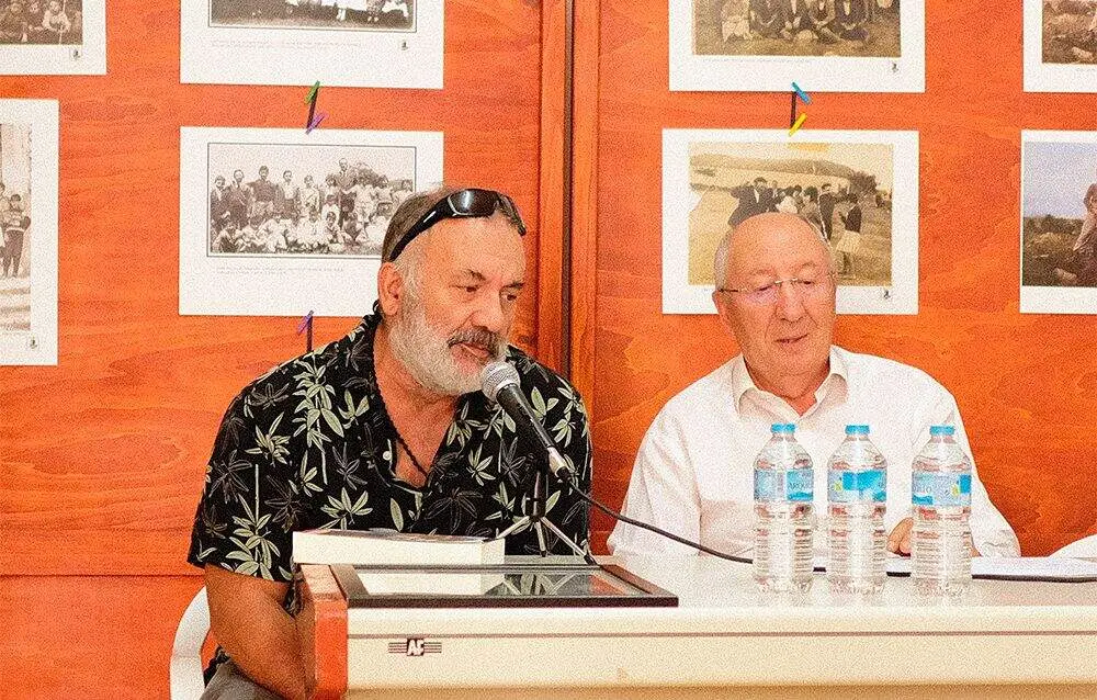 letras-5-Omar-Alvarado-junto-al-moderador