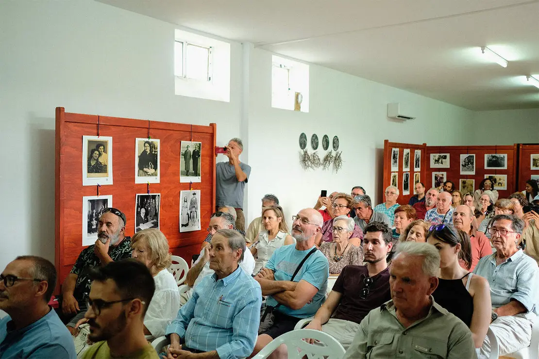 Letras-2-el-publico-llen&oacute;-la-sala-de-la-casa-del-concejo