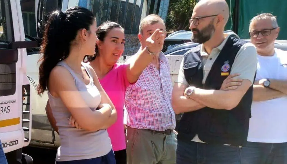 El subdelegado del Gobierno, H&eacute;ctor Alaiz Moret&oacute;n, arropa a los vecinos de Manzanedo de Valdueza berciana tras la tragedia.