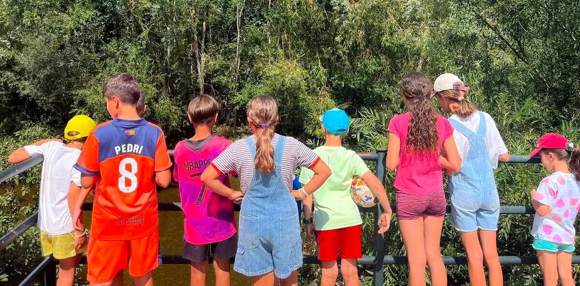 Ni&ntilde;os de Villamor de &Oacute;rbigo en la excursi&oacute;n al r&iacute;o-01