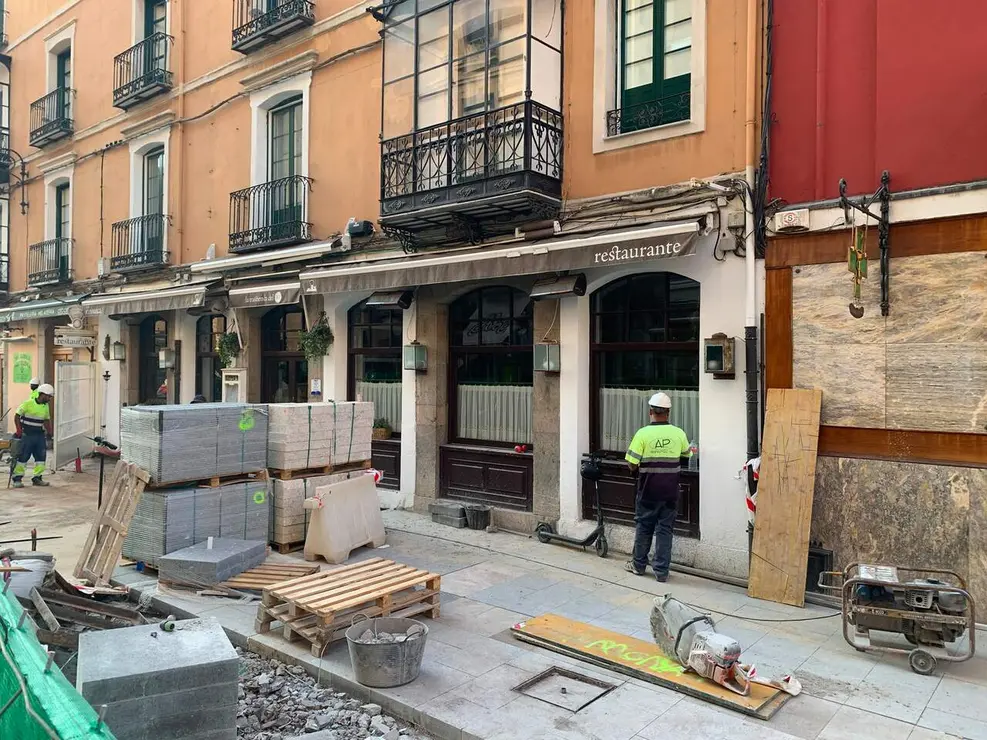 "No podemos abrir": La calle Ancha 'estalla' en plena campa&ntilde;a tur&iacute;stica. Fotos: AFR.