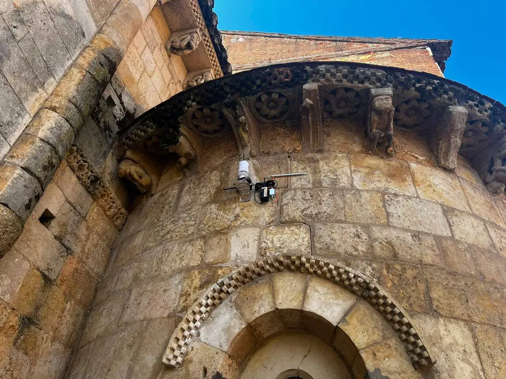 La instalaci&oacute;n de una antera de wifi en el exterior de los sillares del &aacute;bside de la joya rom&aacute;nica de la plaza del Grano indigna a los vecinos y expertos en patrimonio ante la posibilidad de da&ntilde;os irreversibles en el templo BIC del siglo XIII. Foto: &Aacute;. D. G.