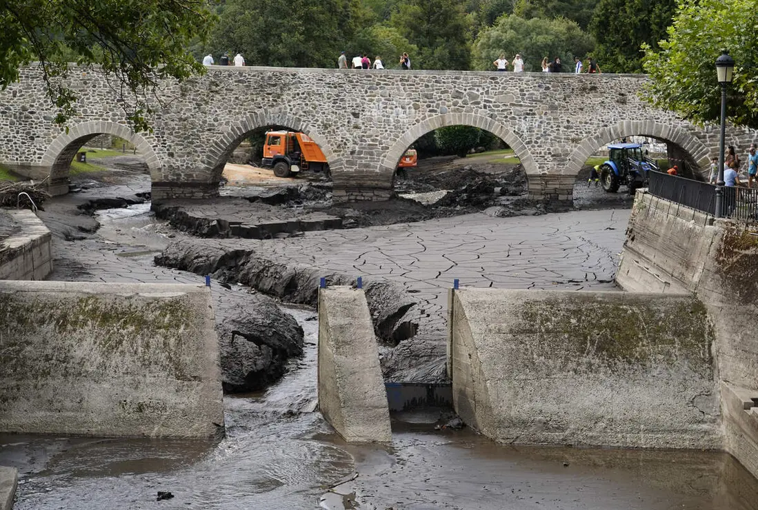 Trabajos de limpieza del r&iacute;o Meruelo a su paso por Molinaseca (Le&oacute;n), cubierto de ceniza debido al arrastre de las &uacute;ltimas tormentas