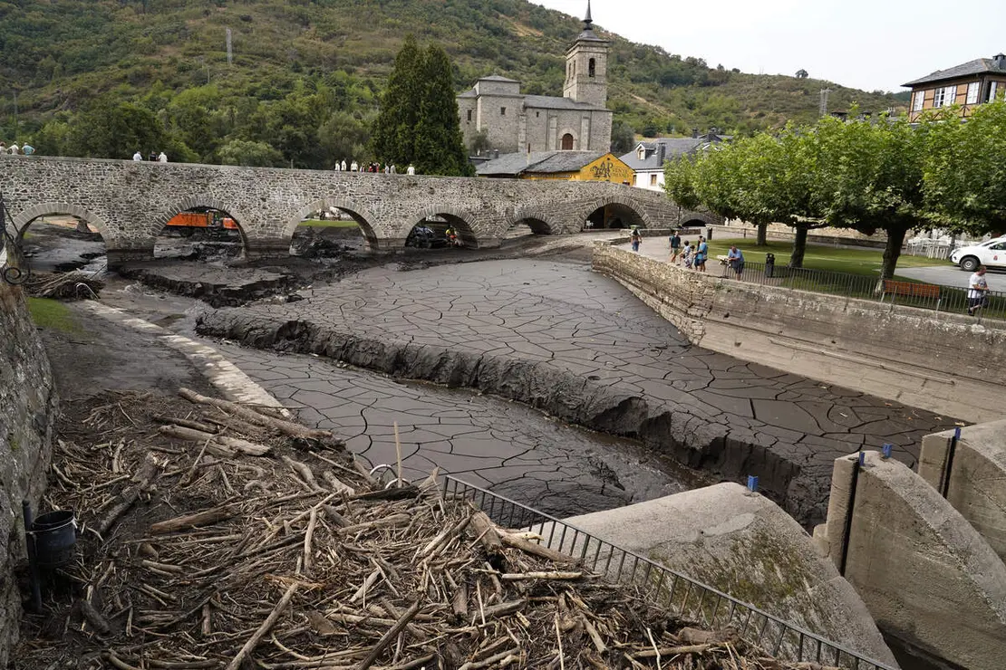 Trabajos de limpieza del r&iacute;o Meruelo a su paso por Molinaseca (Le&oacute;n), cubierto de ceniza debido al arrastre de las &uacute;ltimas tormentas