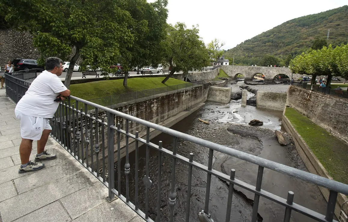 Trabajos de limpieza del r&iacute;o Meruelo a su paso por Molinaseca (Le&oacute;n), cubierto de ceniza debido al arrastre de las &uacute;ltimas tormentas