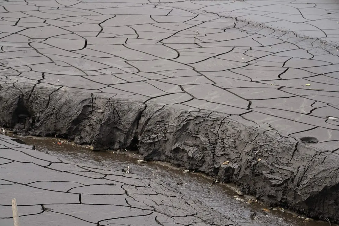 Trabajos de limpieza del r&iacute;o Meruelo a su paso por Molinaseca (Le&oacute;n), cubierto de ceniza debido al arrastre de las &uacute;ltimas tormentas
