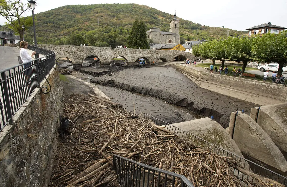 Trabajos de limpieza del r&iacute;o Meruelo a su paso por Molinaseca (Le&oacute;n), cubierto de ceniza debido al arrastre de las &uacute;ltimas tormentas