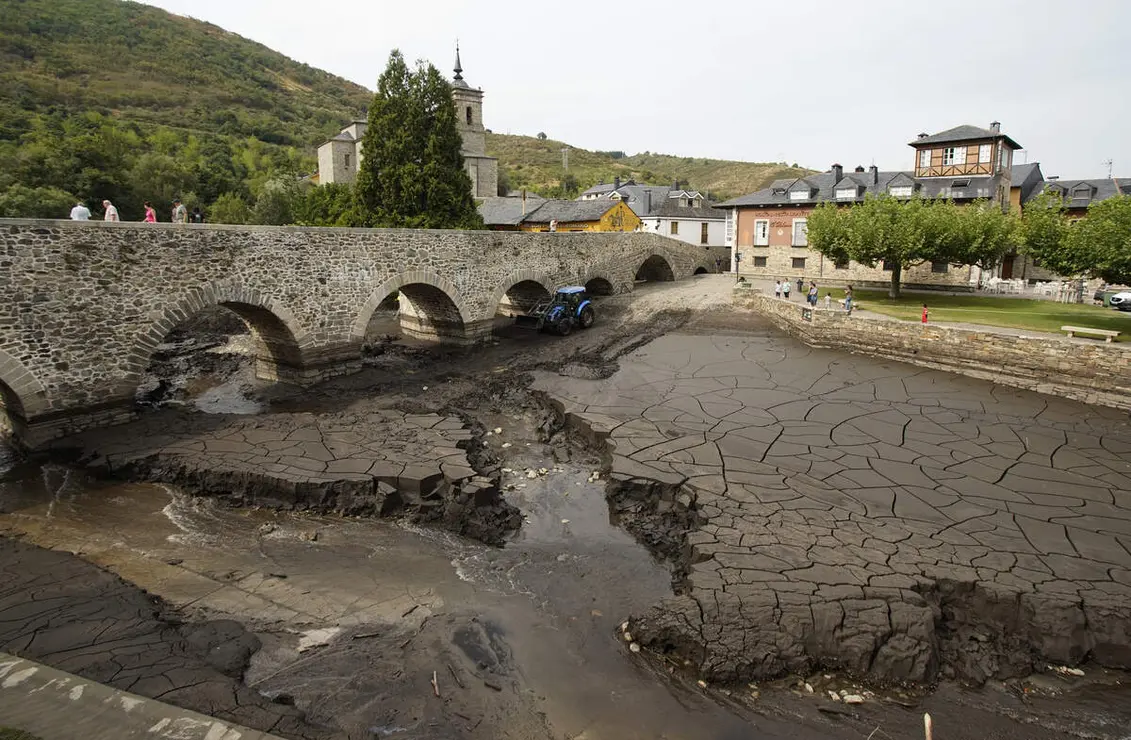 Trabajos de limpieza del r&iacute;o Meruelo a su paso por Molinaseca (Le&oacute;n), cubierto de ceniza debido al arrastre de las &uacute;ltimas tormentas