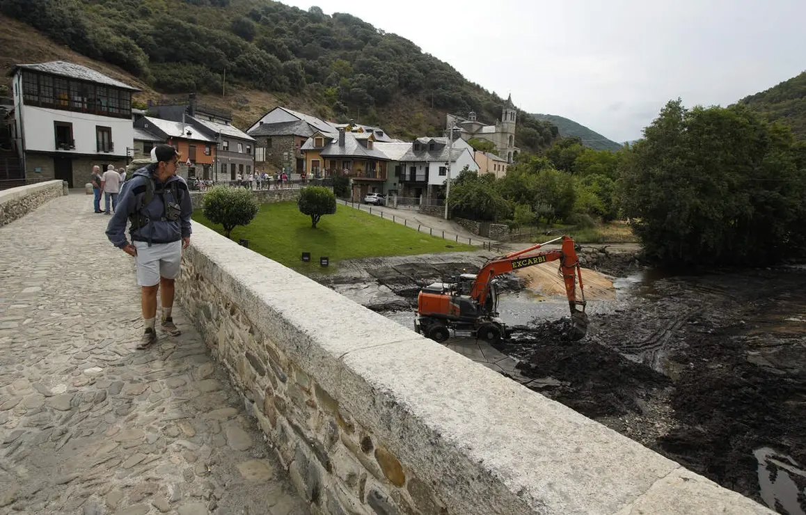 Trabajos de limpieza del r&iacute;o Meruelo a su paso por Molinaseca (Le&oacute;n), cubierto de ceniza debido al arrastre de las &uacute;ltimas tormentas
