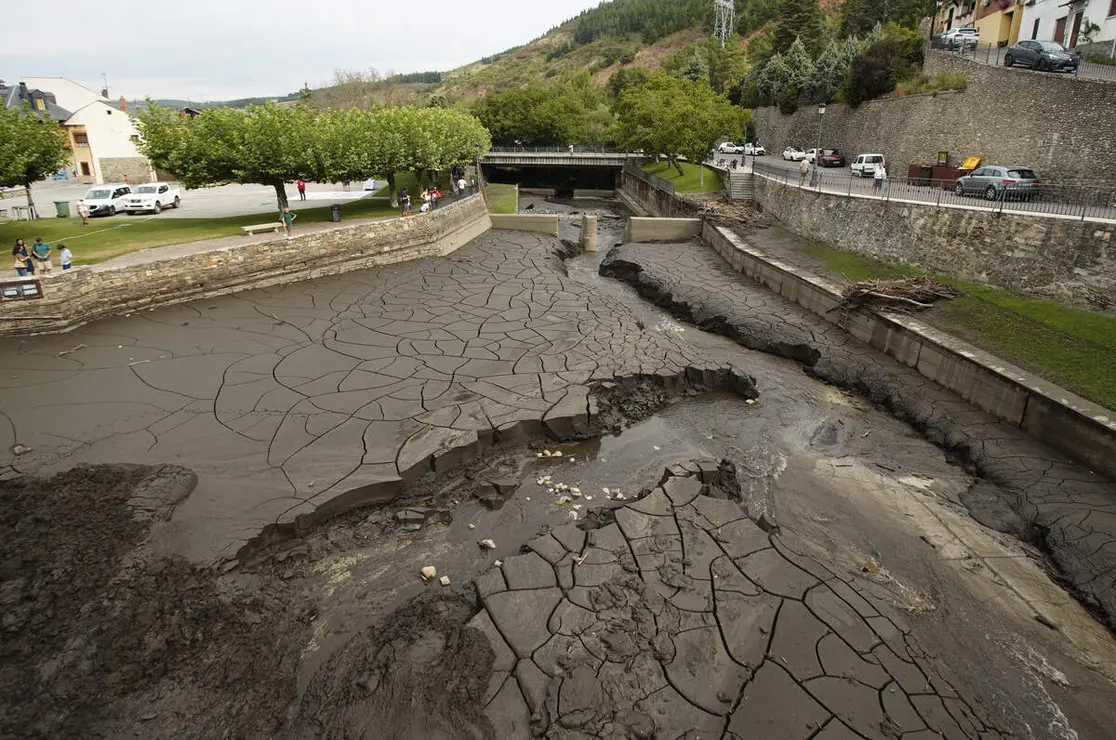 Trabajos de limpieza del r&iacute;o Meruelo a su paso por Molinaseca (Le&oacute;n), cubierto de ceniza debido al arrastre de las &uacute;ltimas tormentas