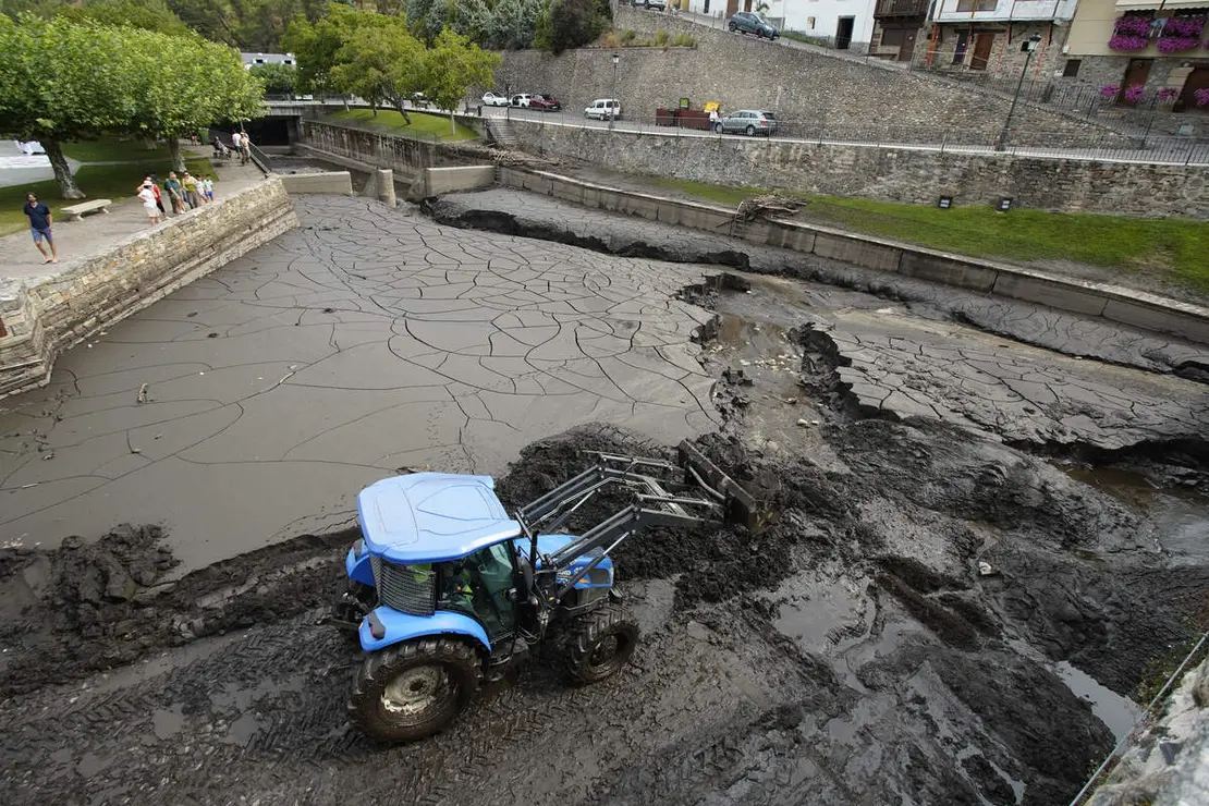 Trabajos de limpieza del r&iacute;o Meruelo a su paso por Molinaseca (Le&oacute;n), cubierto de ceniza debido al arrastre de las &uacute;ltimas tormentas