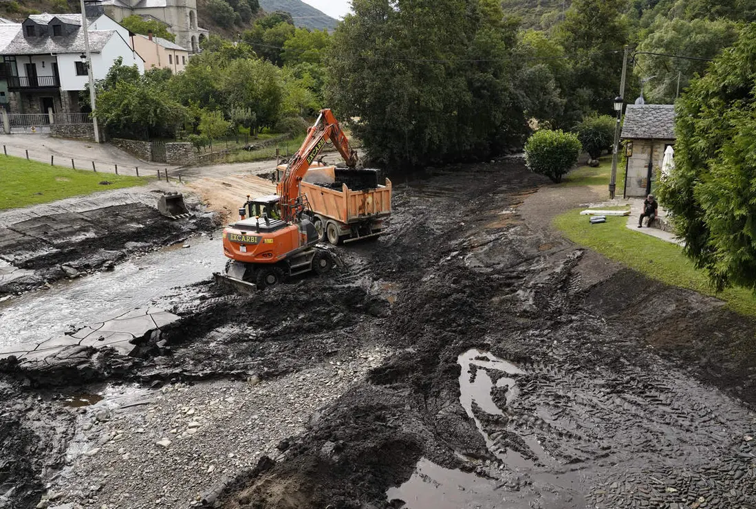 Trabajos de limpieza del r&iacute;o Meruelo a su paso por Molinaseca (Le&oacute;n), cubierto de ceniza debido al arrastre de las &uacute;ltimas tormentas