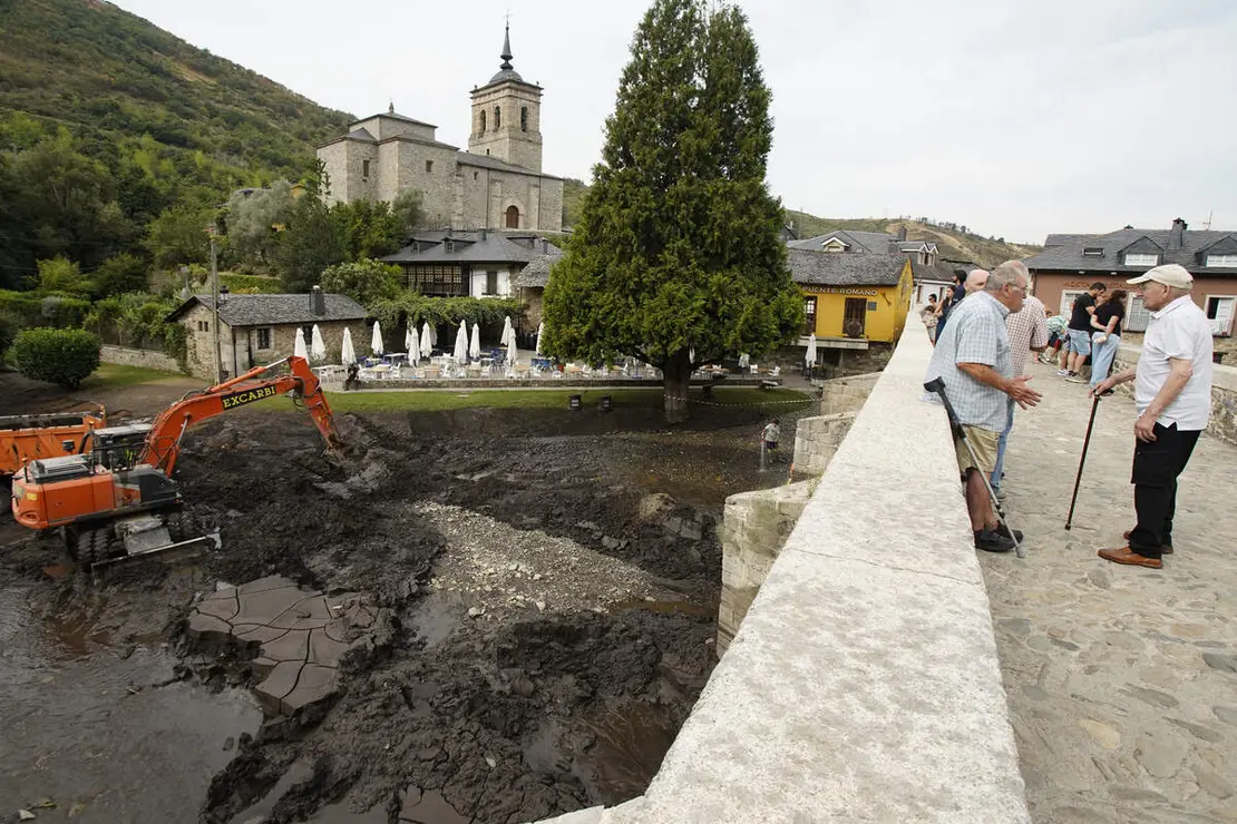 Trabajos de limpieza del r&iacute;o Meruelo a su paso por Molinaseca (Le&oacute;n), cubierto de ceniza debido al arrastre de las &uacute;ltimas tormentas