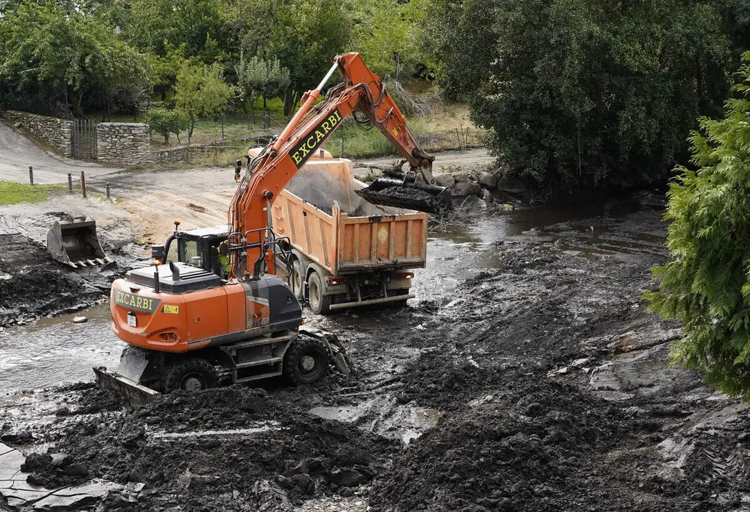 Trabajos de limpieza del r&iacute;o Meruelo a su paso por Molinaseca (Le&oacute;n), cubierto de ceniza debido al arrastre de las &uacute;ltimas tormentas