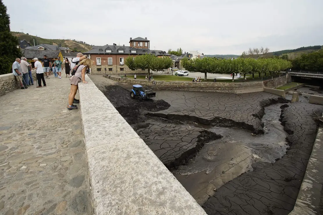 Trabajos de limpieza del r&iacute;o Meruelo a su paso por Molinaseca (Le&oacute;n), cubierto de ceniza debido al arrastre de las &uacute;ltimas tormentas