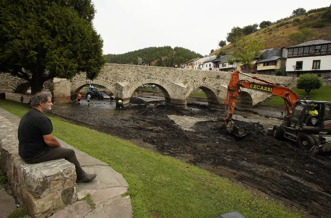 Trabajos de limpieza del r&iacute;o Meruelo a su paso por Molinaseca (Le&oacute;n), cubierto de ceniza debido al arrastre de las &uacute;ltimas tormentas