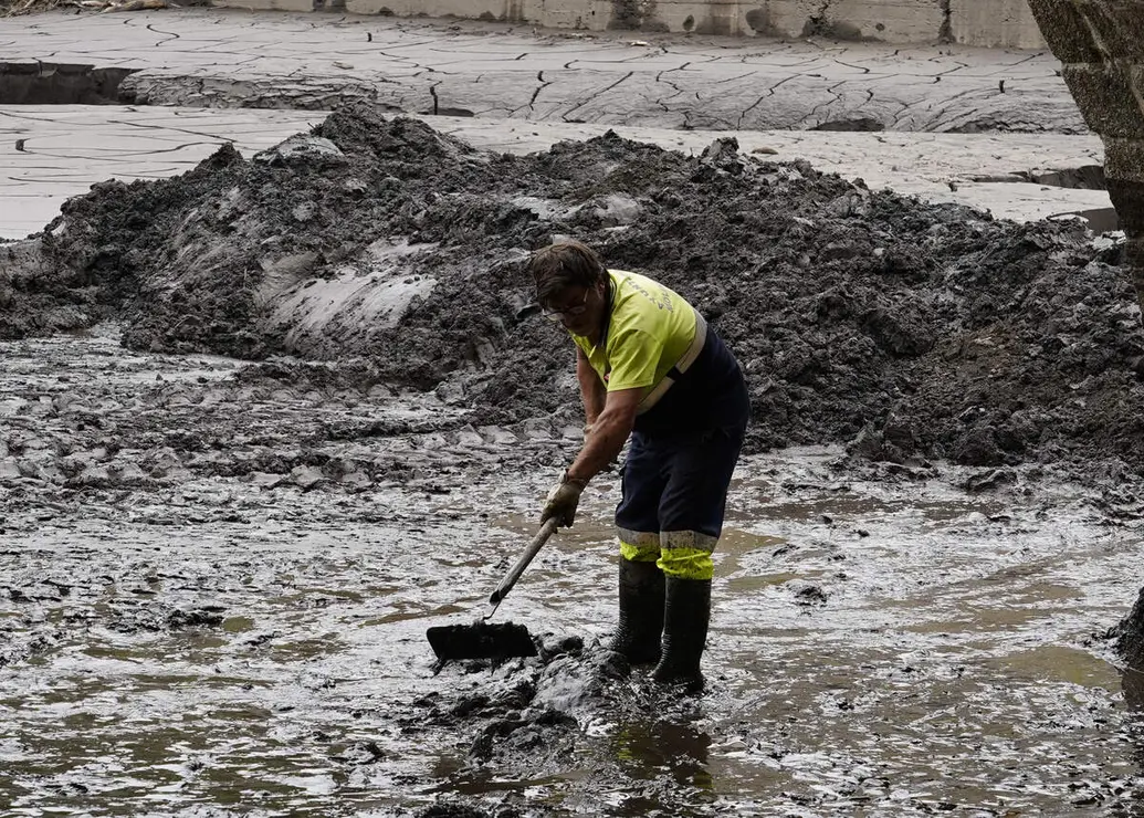 Trabajos de limpieza del r&iacute;o Meruelo a su paso por Molinaseca (Le&oacute;n), cubierto de ceniza debido al arrastre de las &uacute;ltimas tormentas