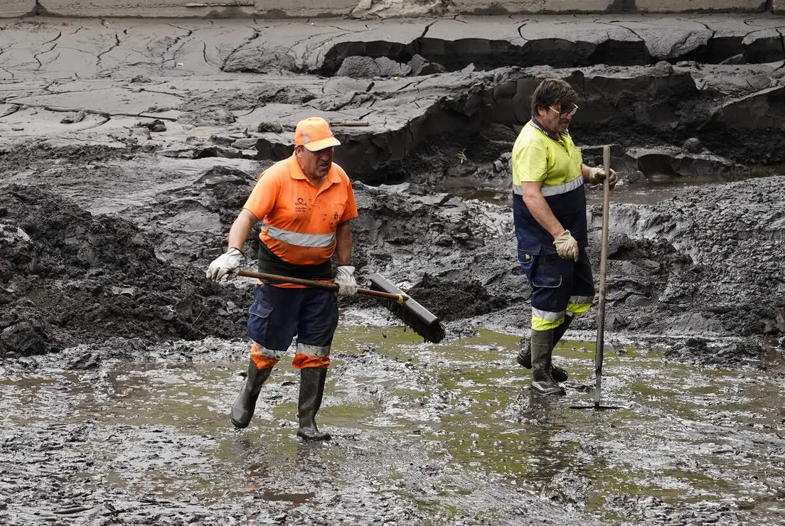 Trabajos de limpieza del r&iacute;o Meruelo a su paso por Molinaseca (Le&oacute;n), cubierto de ceniza debido al arrastre de las &uacute;ltimas tormentas