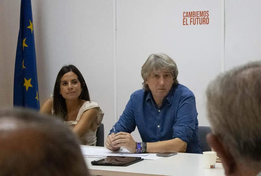 El secretario general del PSOECyL, Carlos Mart&iacute;nez, atiende a los medios despu&eacute;s de reunirse con las organizaciones profesionales agrarias. Le acompa&ntilde;an la vicesecretaria general, Nuria Rubio, y el portavoz de Agricultura en las Cortes, Mario Rivas, entre otros. Fotos: Rub&eacute;n Cacho y&nbsp;Paula Zi&eacute; De Frutos.