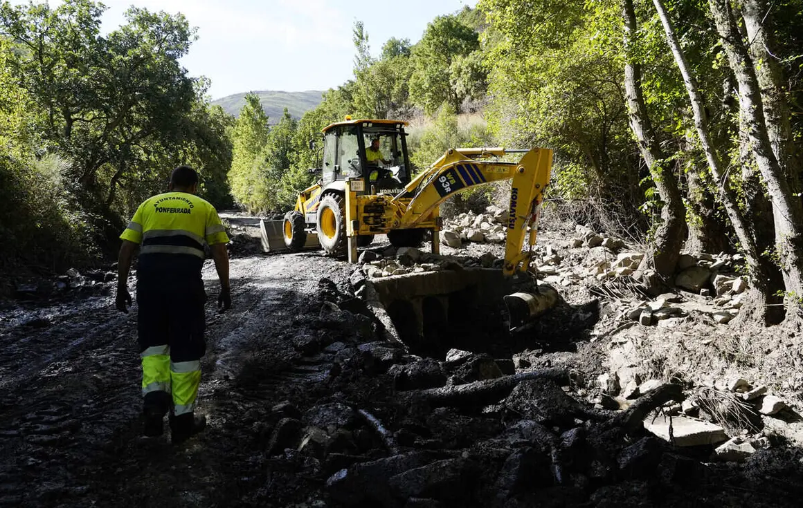 Trabajos de urgencia en la carretera de acceso a la localidad de Carracedo de Compludo (Le&oacute;n), para restablecer la comunicaci&oacute;n con el pueblo