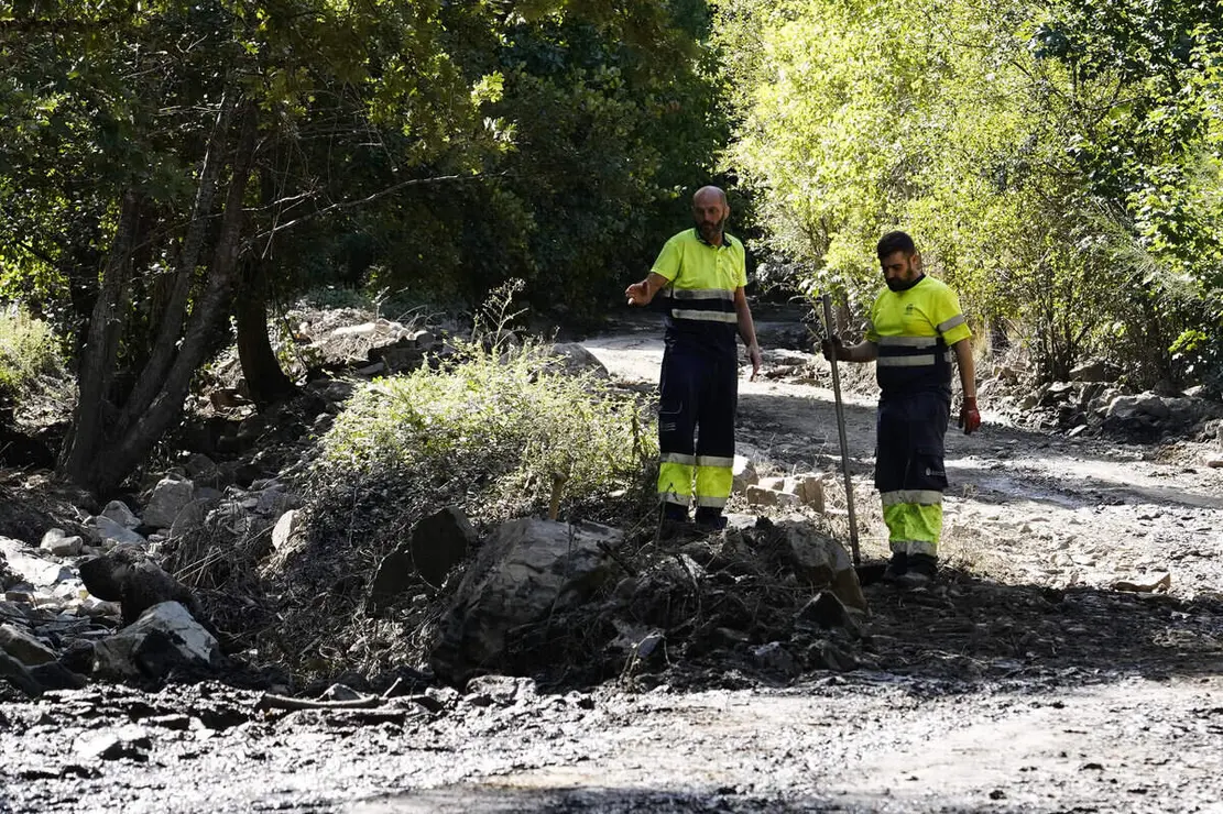 Trabajos de urgencia en la carretera de acceso a la localidad de Carracedo de Compludo (Le&oacute;n), para restablecer la comunicaci&oacute;n con el pueblo