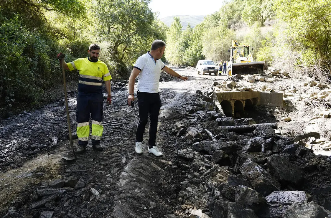 Trabajos de urgencia en la carretera de acceso a la localidad de Carracedo de Compludo (Le&oacute;n), para restablecer la comunicaci&oacute;n con el pueblo