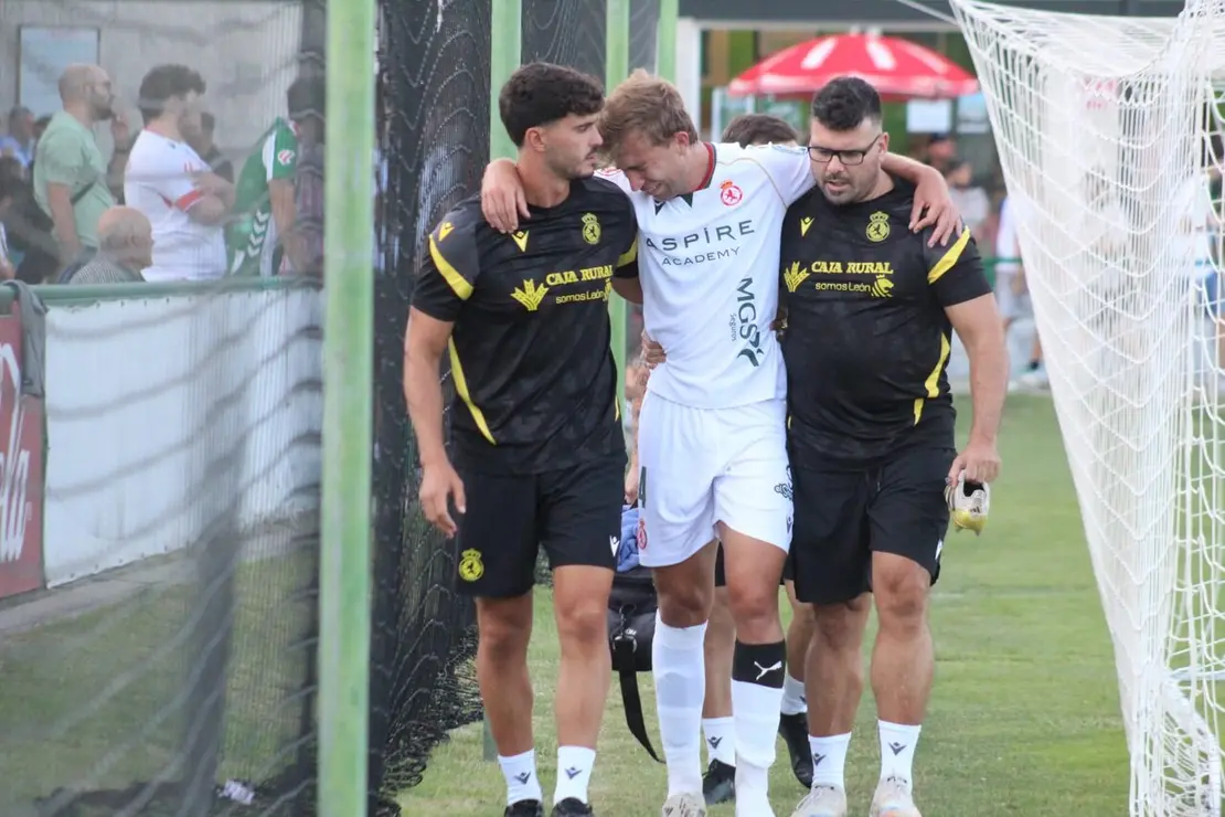 &Uacute;ltimo partido de pretemporada para la Cultural contra en Astorga (1-1). Foto: Isaac Llamazares.
