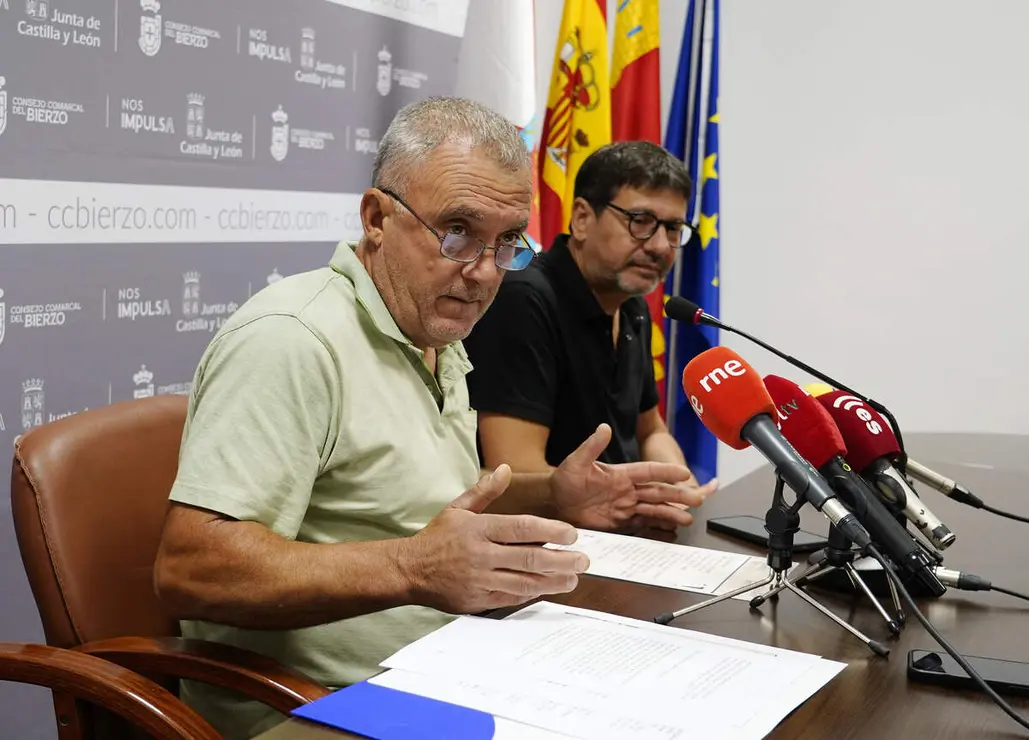 El alcalde de Torre del Bierzo (Le&oacute;n), Grabriel Folgado (D), junto al presidente de la Junta Vecinal de Albares de la Ribera (Le&oacute;n), Felipe Garc&iacute;a, durante la presentaci&oacute;n del XII Encuentro de Campaneros 'Reino de Le&oacute;n'