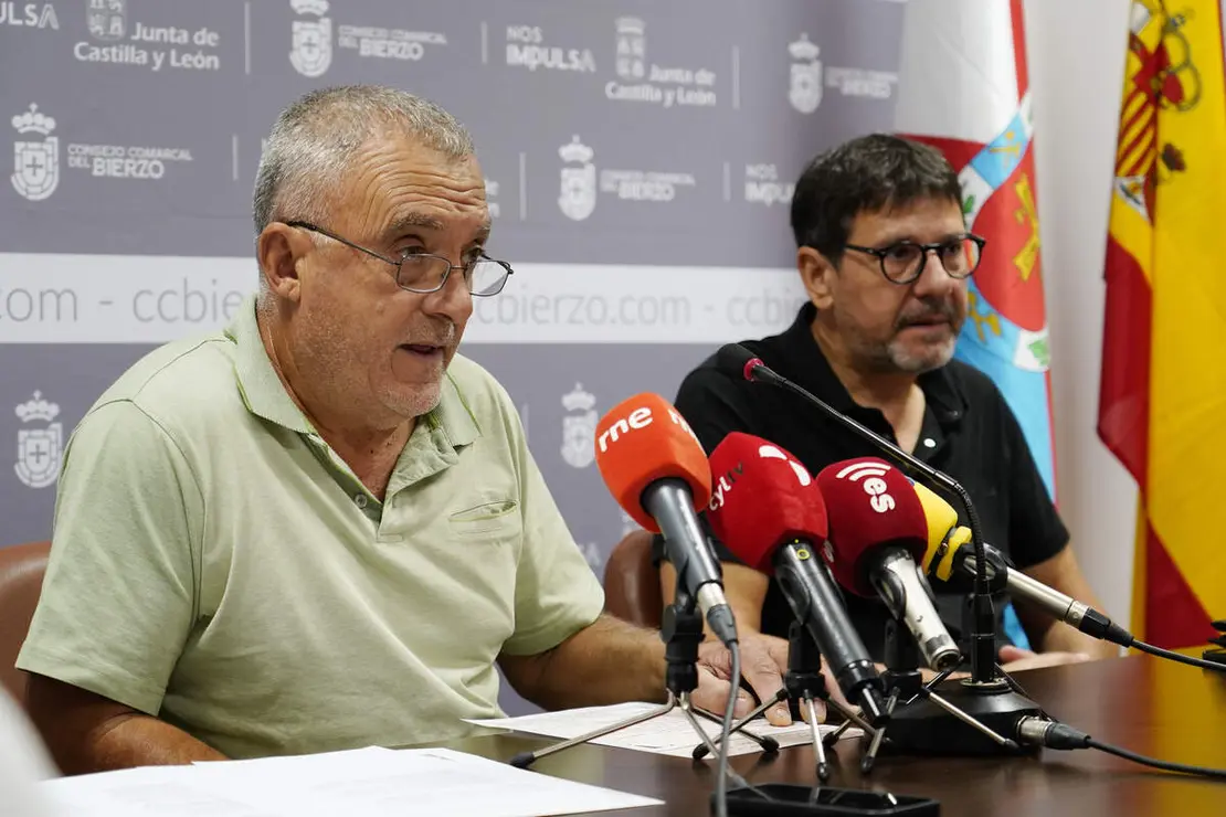 El alcalde de Torre del Bierzo (Le&oacute;n), Grabriel Folgado (D), junto al presidente de la Junta Vecinal de Albares de la Ribera (Le&oacute;n), Felipe Garc&iacute;a, durante la presentaci&oacute;n del XII Encuentro de Campaneros 'Reino de Le&oacute;n'