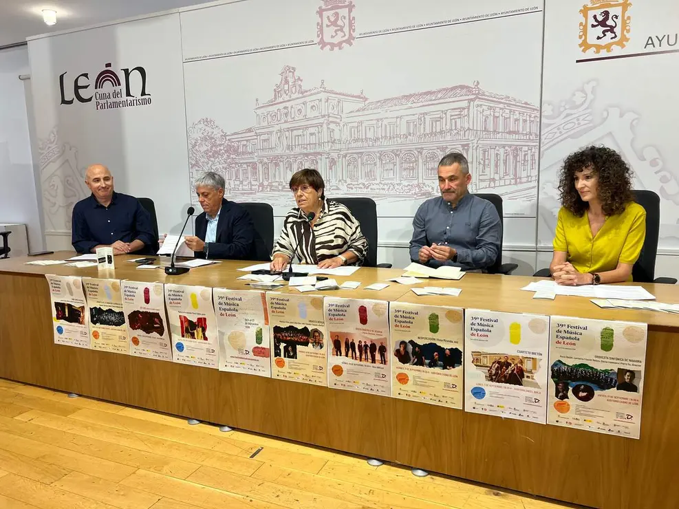 La concejala de Acci&oacute;n y Promoci&oacute;n Cultural del Ayuntamiento de Le&oacute;n, Elena Aguado, presenta, junto a organizadores y patrocinadores, el XXXIX Festival de M&uacute;sica Espa&ntilde;ola
