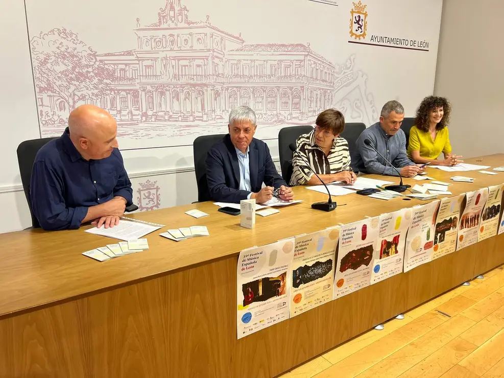 La concejala de Acci&oacute;n y Promoci&oacute;n Cultural del Ayuntamiento de Le&oacute;n, Elena Aguado, presenta, junto a organizadores y patrocinadores, el XXXIX Festival de M&uacute;sica Espa&ntilde;ola