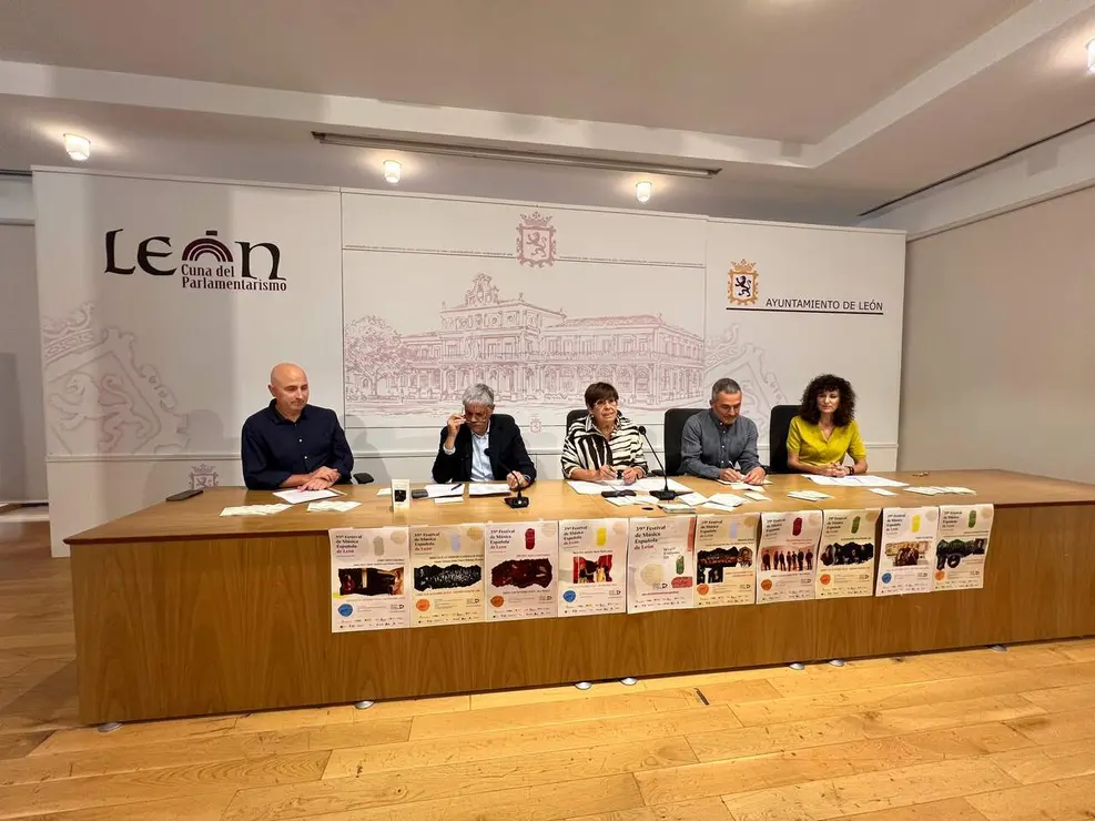La concejala de Acci&oacute;n y Promoci&oacute;n Cultural del Ayuntamiento de Le&oacute;n, Elena Aguado, presenta, junto a organizadores y patrocinadores, el XXXIX Festival de M&uacute;sica Espa&ntilde;ola
