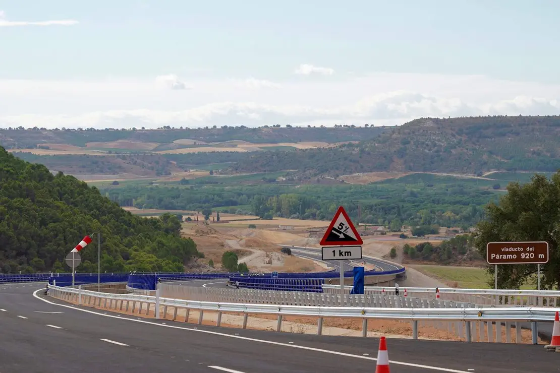 El ministro de Transportes y Movilidad Sostenible, &Oacute;scar Puente, preside la puesta en servicio de dos nuevos tramos de la Autov&iacute;a del Duero, A-11, entre Tudela de Duero y Quintanilla de Arriba, en la provincia de Valladolid