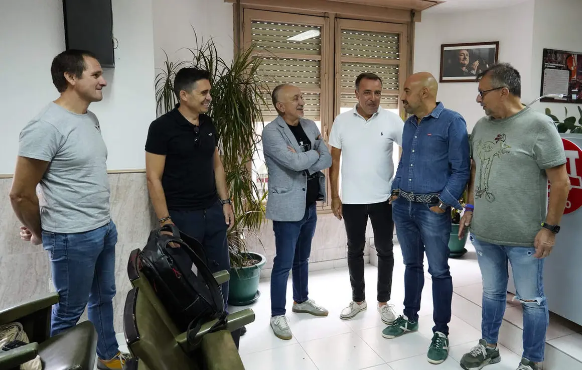 El secretario general de UGT, Pepe &Aacute;lvarez, junto al secretario general del sindicato en Castilla y Le&oacute;n, &Oacute;scar Lobo, en Ponferrada tras su visita a la BRIF de Tabuyo del Monte