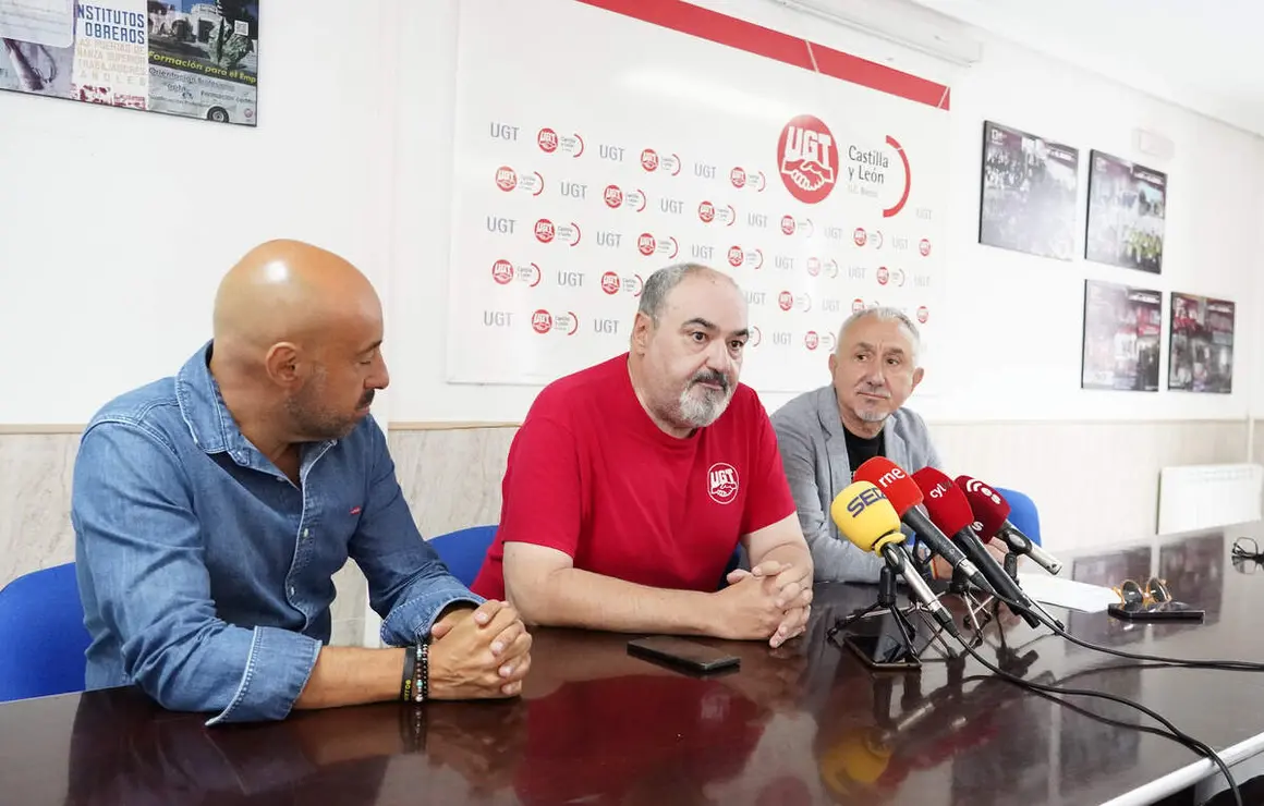 El secretario general de UGT, Pepe &Aacute;lvarez, junto al secretario general del sindicato en Castilla y Le&oacute;n, &Oacute;scar Lobo, en Ponferrada tras su visita a la BRIF de Tabuyo del Monte