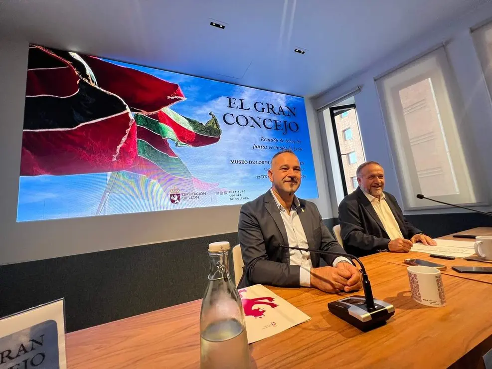 El presidente de la Diputaci&oacute;n de Le&oacute;n, Gerardo &Aacute;lvarez Courel y el diputado de Cultura, Arte y Patrimonio, Emilio Mart&iacute;nez presentan el evento 'El Gran Concejo'