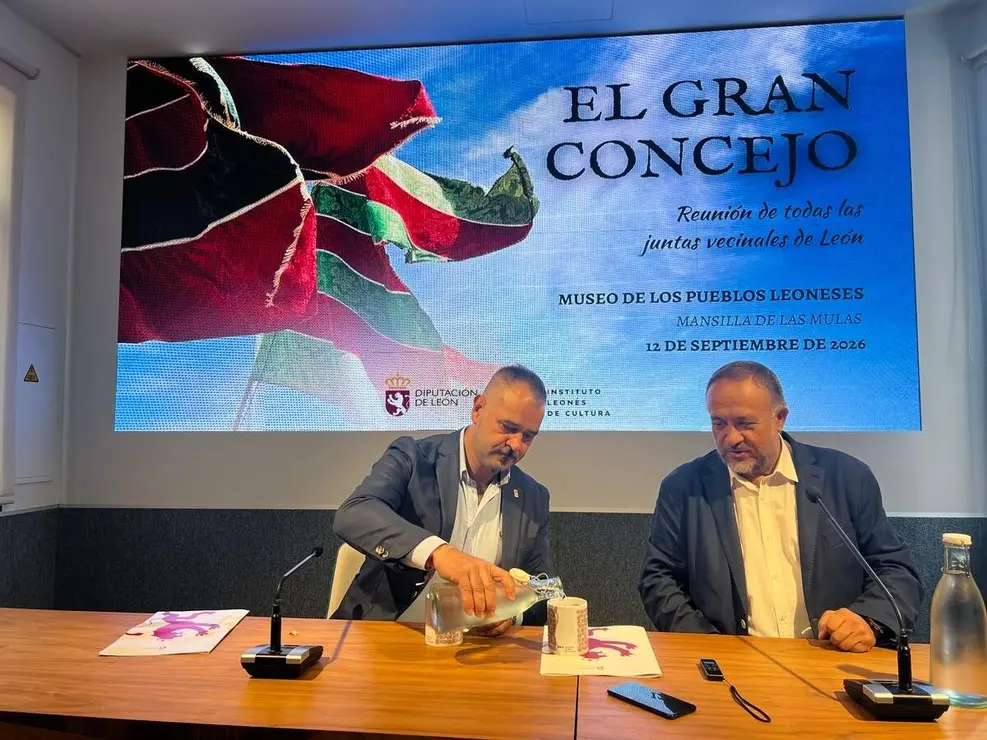 El presidente de la Diputaci&oacute;n de Le&oacute;n, Gerardo &Aacute;lvarez Courel y el diputado de Cultura, Arte y Patrimonio, Emilio Mart&iacute;nez presentan el evento 'El Gran Concejo'